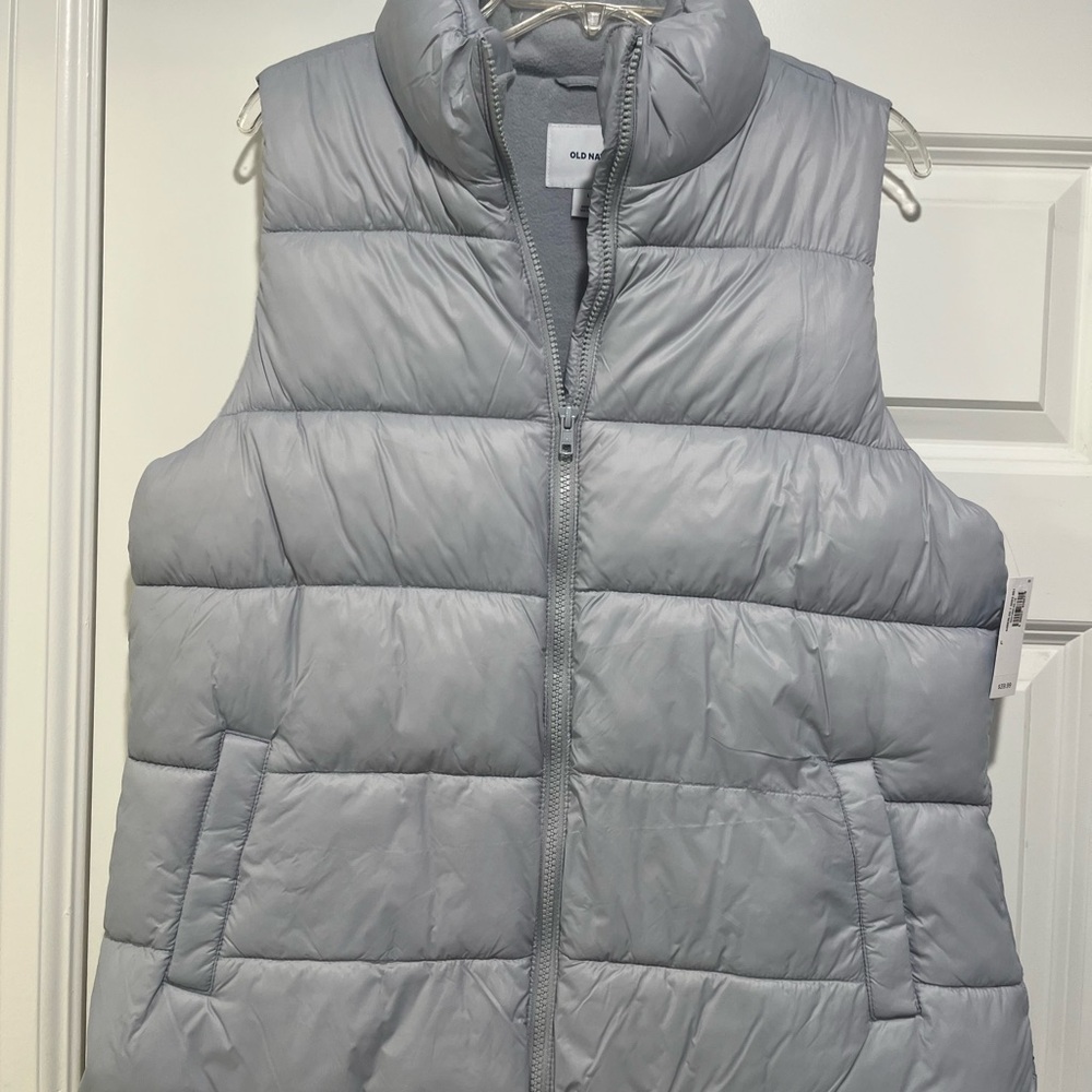 Old Navy Women's Light Gray Puffer Vest